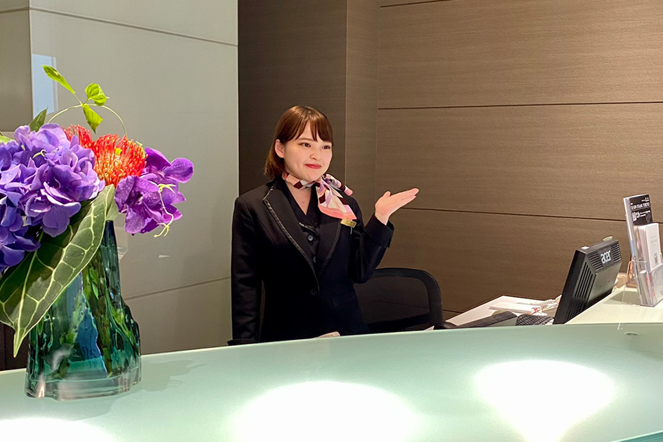 ブライダルサロン受付のスタッフの様子