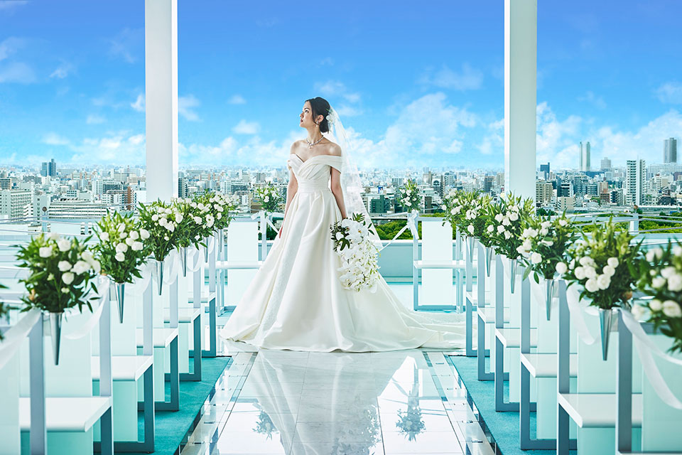 結婚式場ブリリアント・アイズに新婦が佇む写真