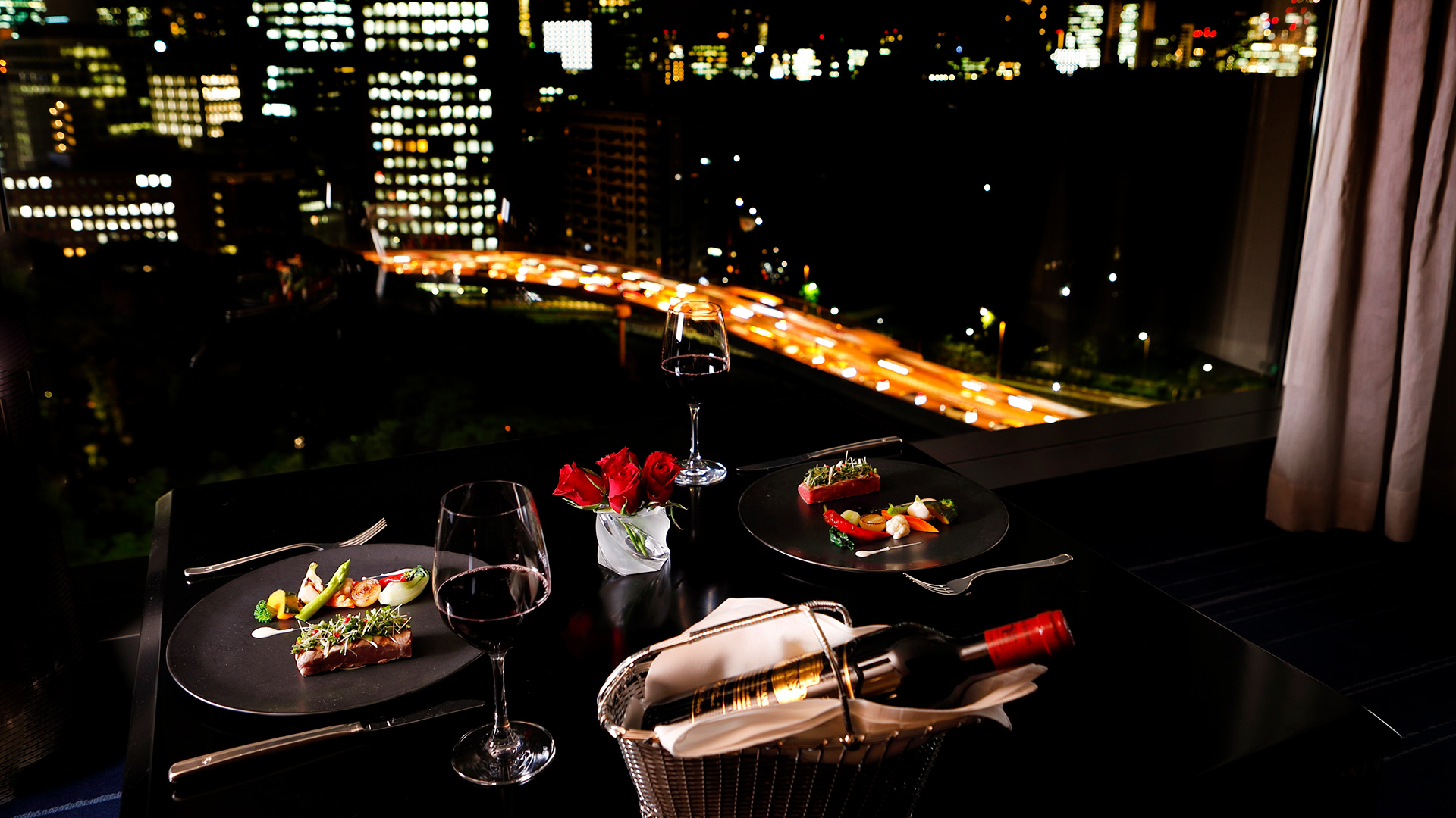 客室内のルームサービス料理写真